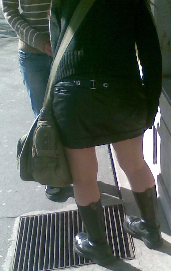 Cuming detrás de joven en nylons y botas
 #21340719