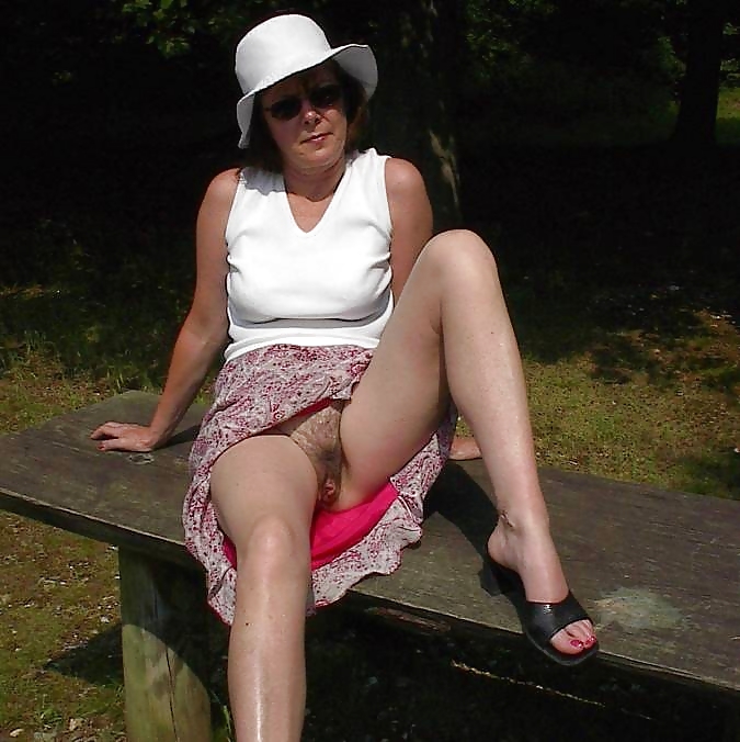 Salopes Upskirt Et Nue Sur Des Bancs 4 #13482535