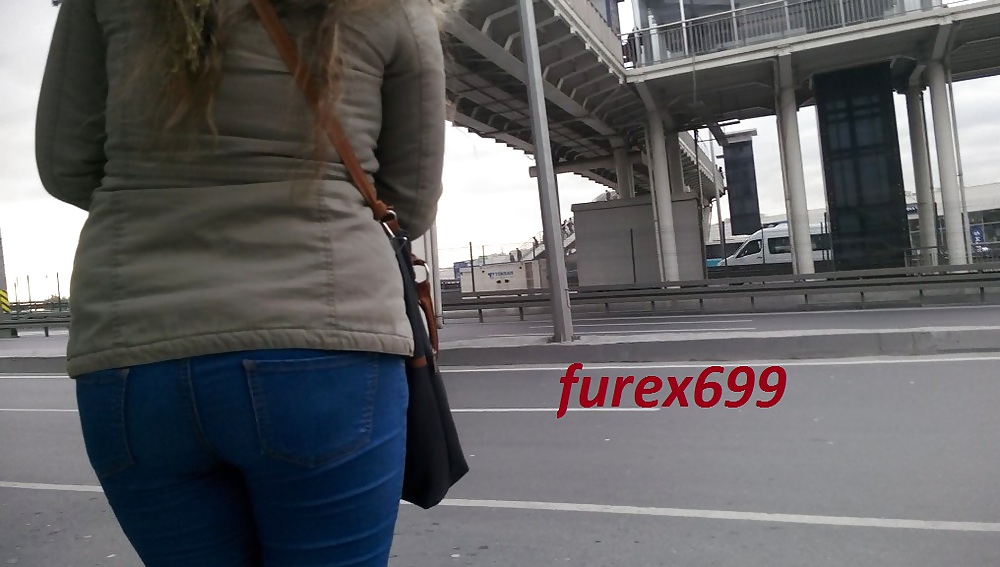 Duraktaki Sarisin Yavrunun Tas Gibi Gotu #22363559