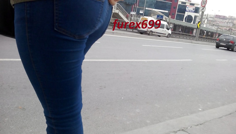 Duraktaki Sarisin Yavrunun Tas Gibi Gotu #22363572