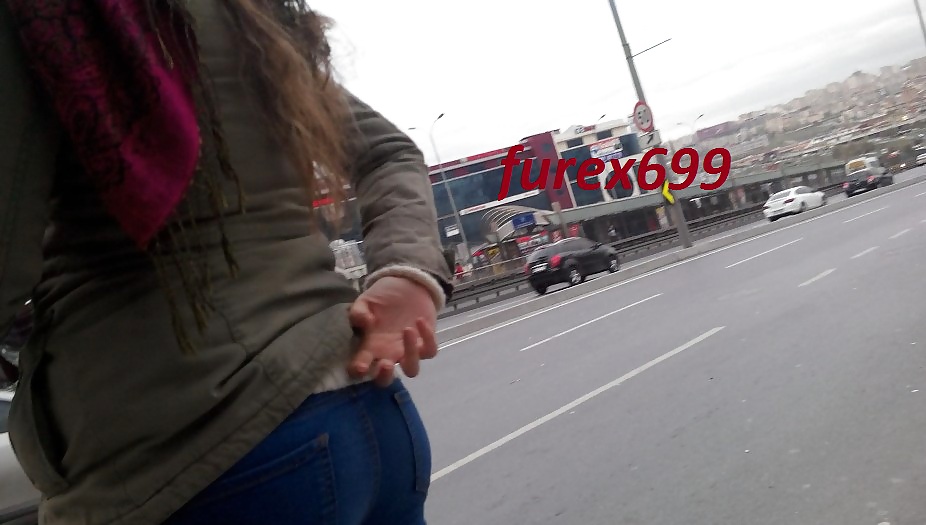 Duraktaki Sarisin Yavrunun Tas Gibi Gotu #22363580