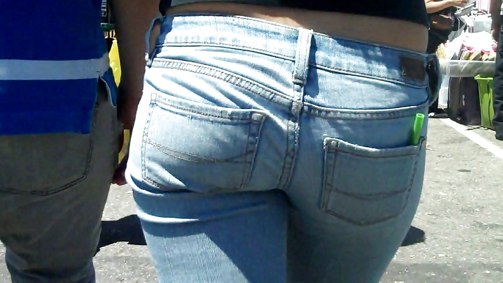 Jolie Fille En Jeans Serrés Cul Fesses Pour Sûr #3656540