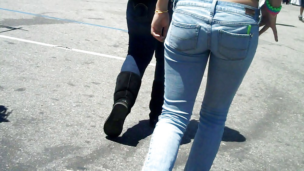 Jolie Fille En Jeans Serrés Cul Fesses Pour Sûr #3656612