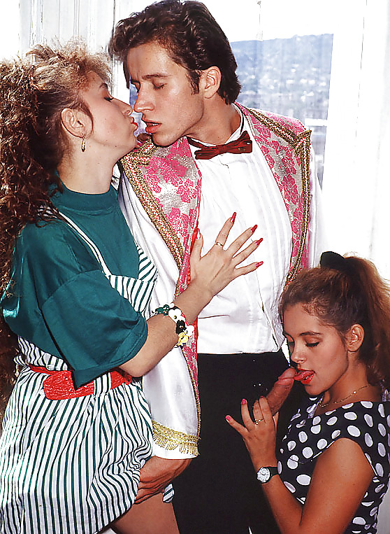 Dos morenas traen a un músico a casa para que se las folle a lo loco
 #14729266