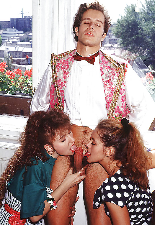 Dos morenas traen a un músico a casa para que se las folle a lo loco
 #14729272