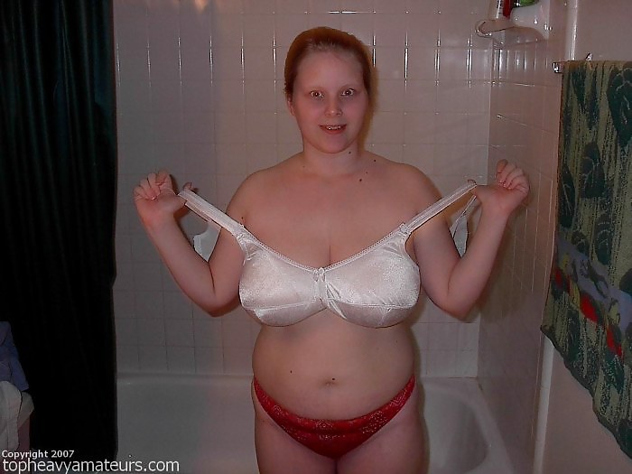 Frauen mit grossen Bruesten im Bad unter der Dusche  #21214132