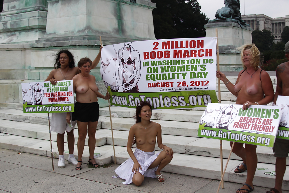 Giornata nazionale del topless a dc - 21 agosto 2011
 #5887818