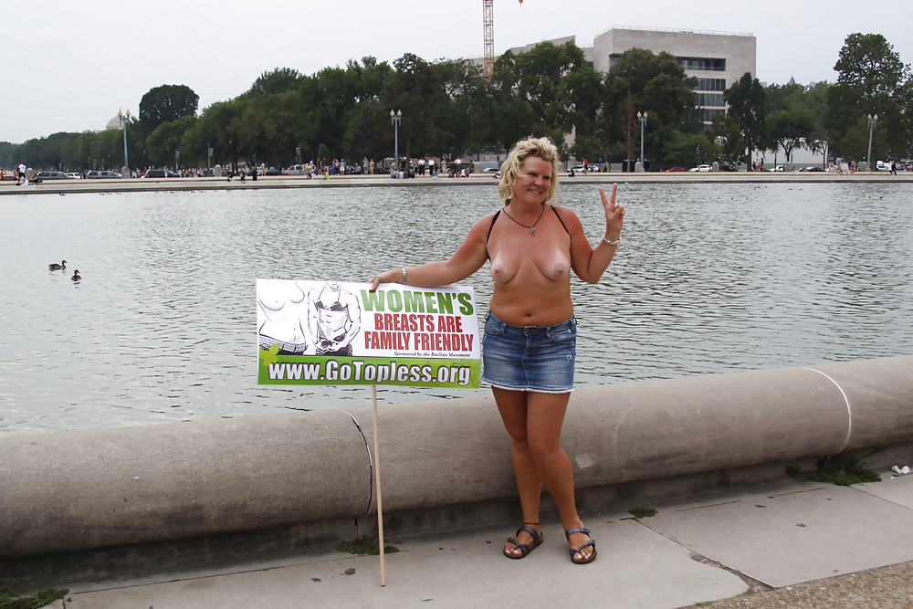 Giornata nazionale del topless a dc - 21 agosto 2011
 #5887859
