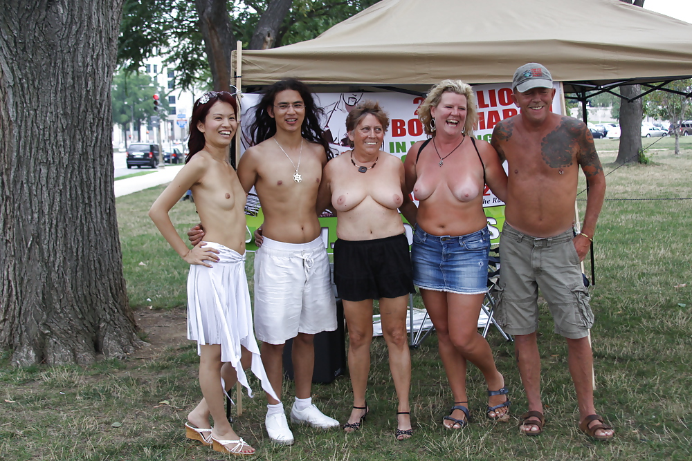 Giornata nazionale del topless a dc - 21 agosto 2011
 #5887892