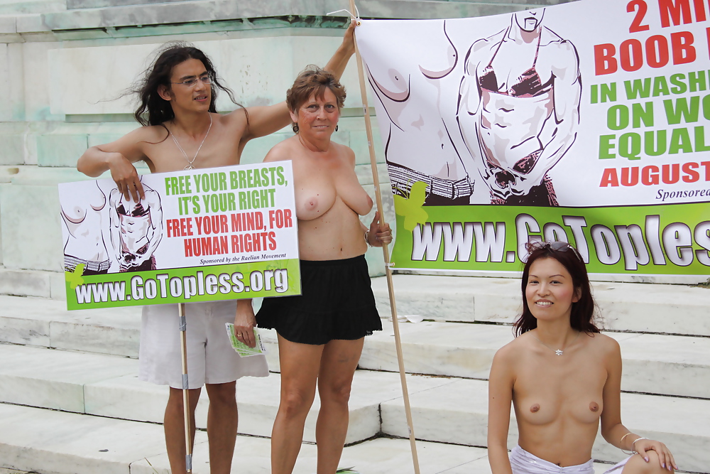 Giornata nazionale del topless a dc - 21 agosto 2011
 #5887900