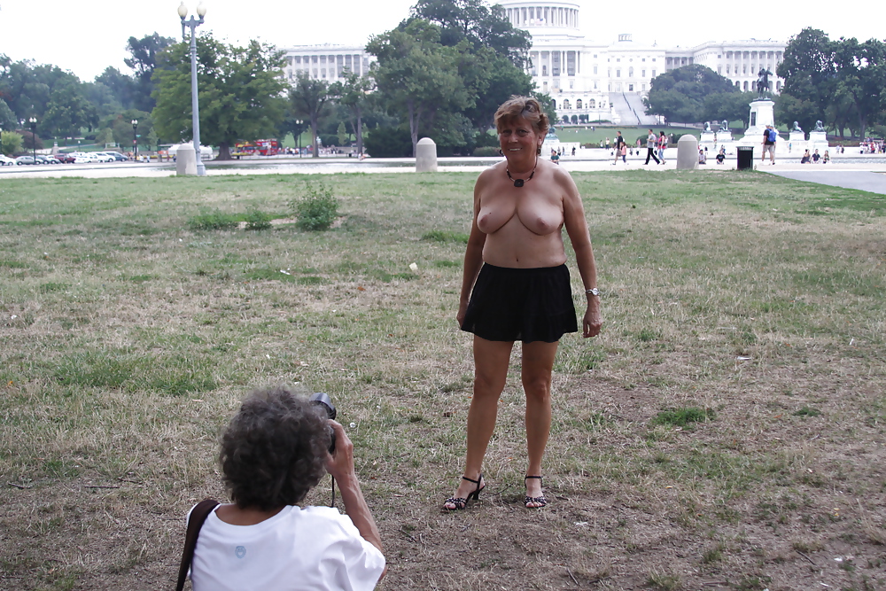 Giornata nazionale del topless a dc - 21 agosto 2011
 #5887917