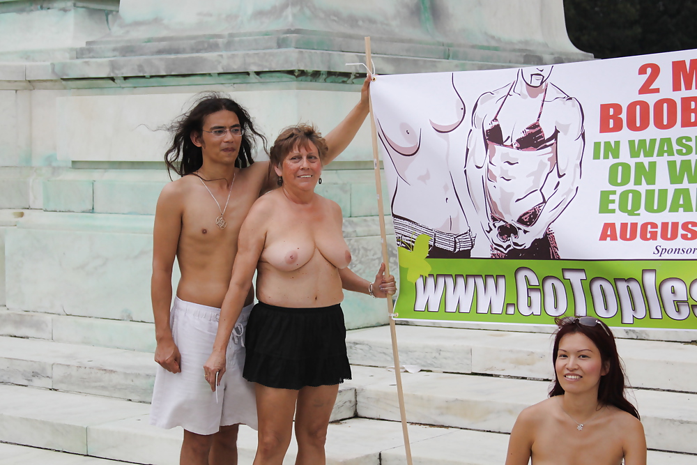 Giornata nazionale del topless a dc - 21 agosto 2011
 #5887932