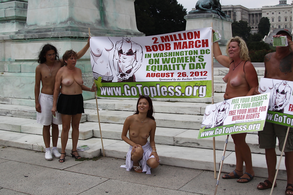 Giornata nazionale del topless a dc - 21 agosto 2011
 #5887958