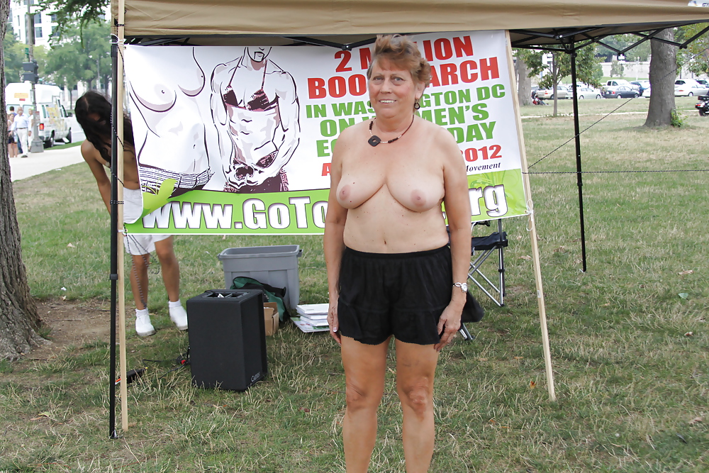 Giornata nazionale del topless a dc - 21 agosto 2011
 #5887989