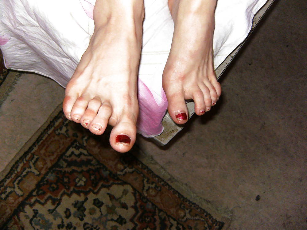 アイーダの足 - 足のモデルは長い柔軟な足指を広げる
 #14231368