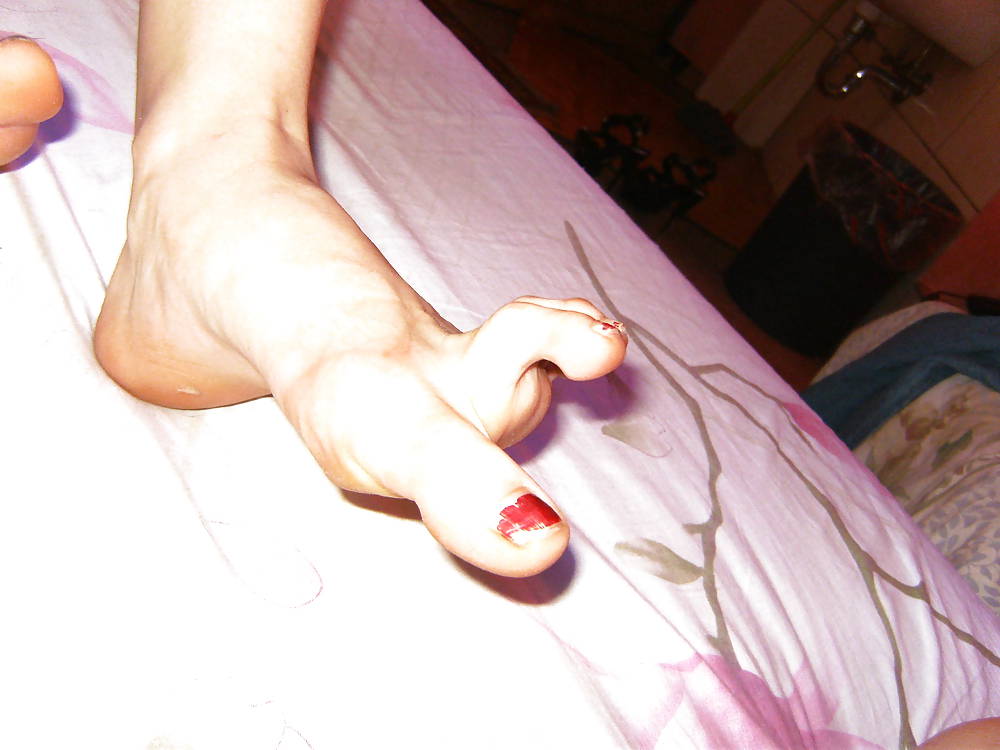 アイーダの足 - 足のモデルは長い柔軟な足指を広げる
 #14231408