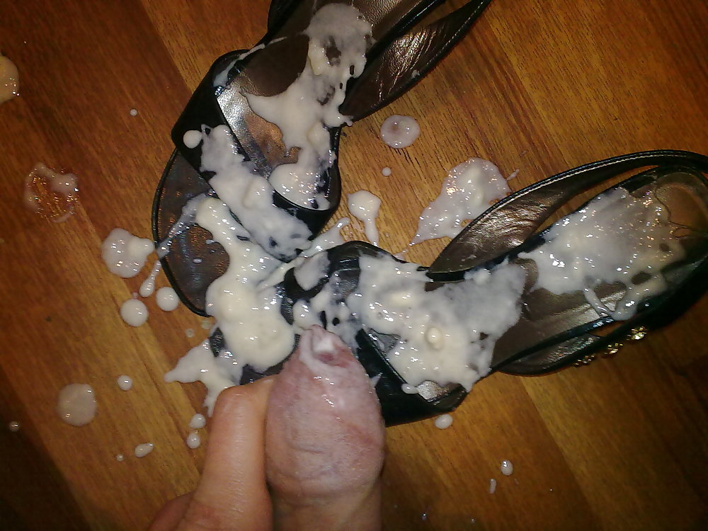 Cum on my moms shoes