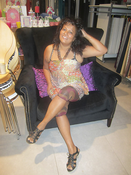 Aisha Gros Seins Et De Belles Jambes De Maman Mûre De Facebook. #11180149