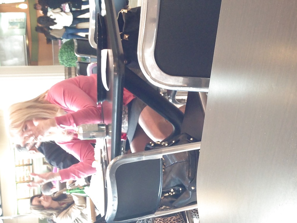 En un patio de comidas
 #7319076