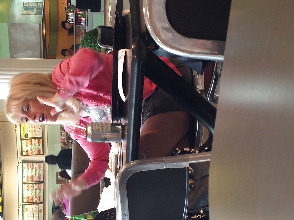 En un patio de comidas
 #7319087