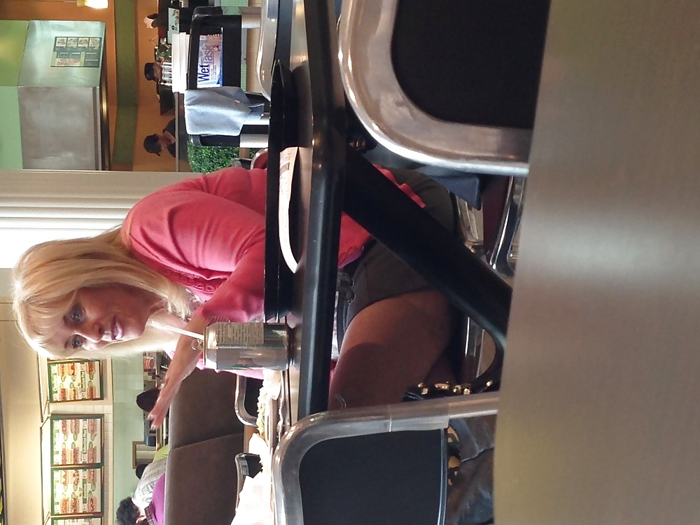 En un patio de comidas
 #7319096