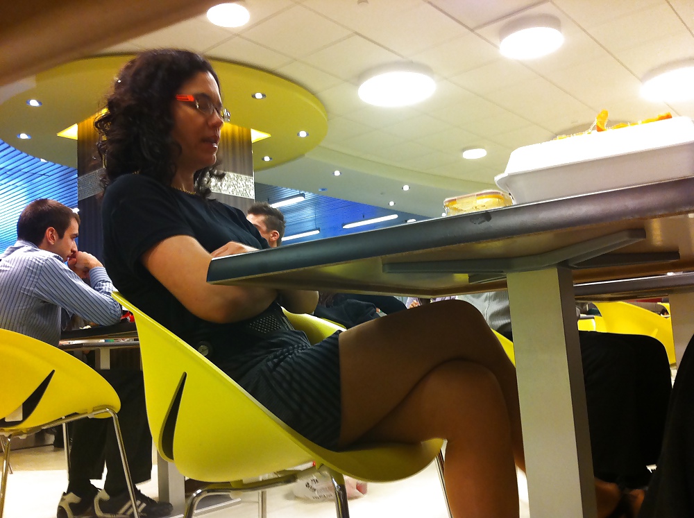 En un patio de comidas
 #7319280