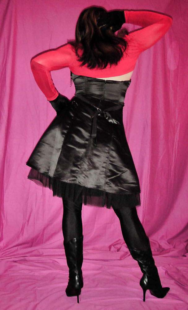 Medias negras de spandex, vestido de satin y bragas rojas
 #7135524