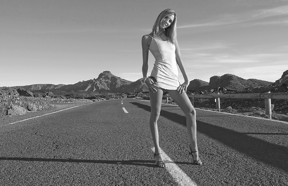 Autoestopista desnuda: ¿la recogerías?
 #10014398