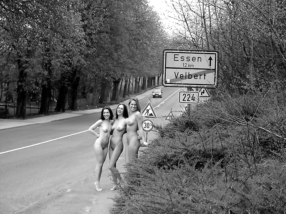 Autostoppista nuda: la faresti salire?
 #10014833