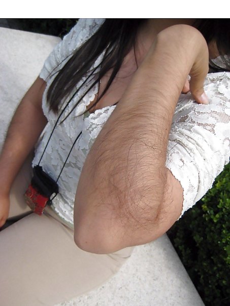 毛深い腕を持つ女の子 
 #1049409