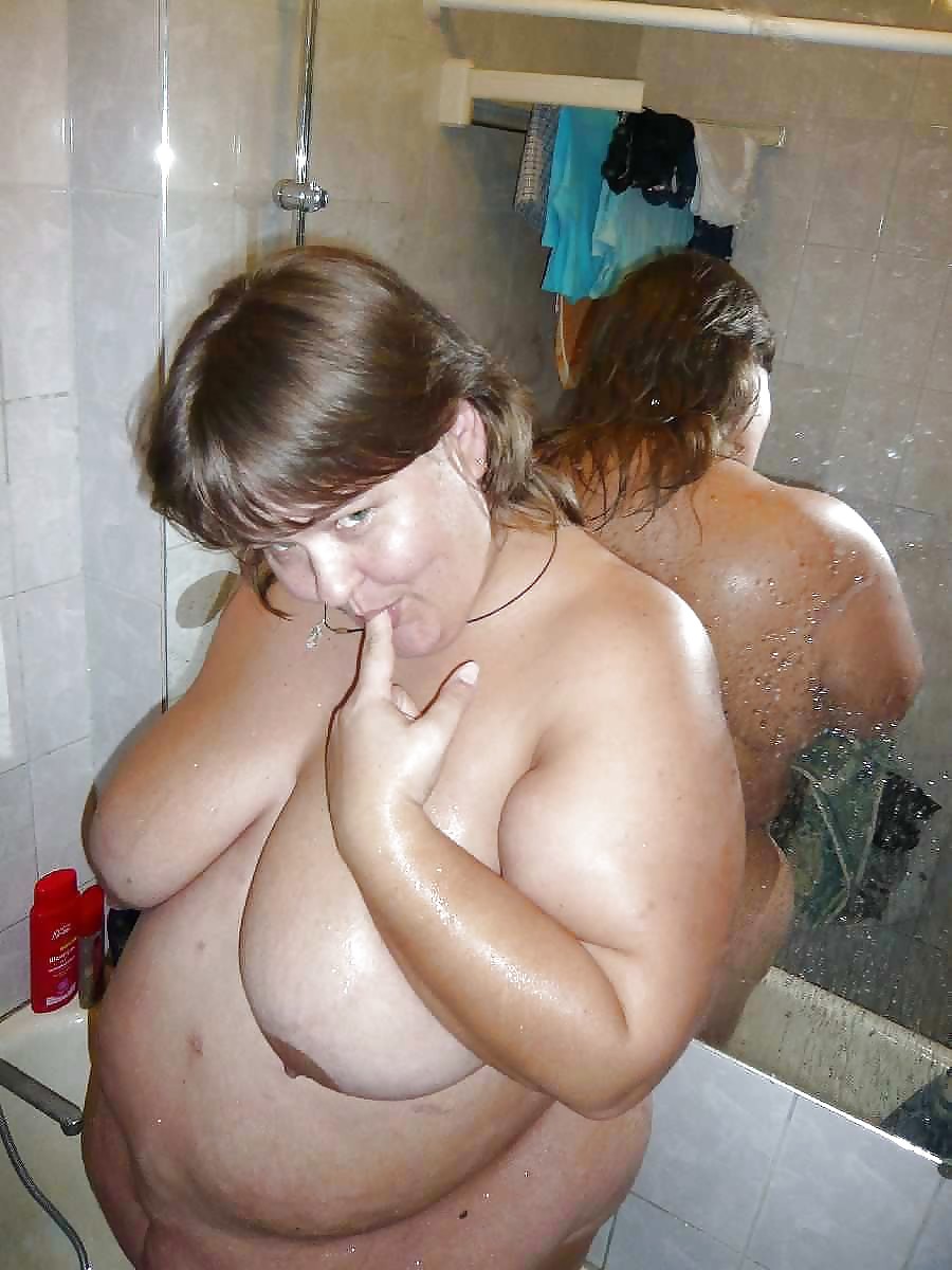 シャワーを浴びる白人女性
 #22552490