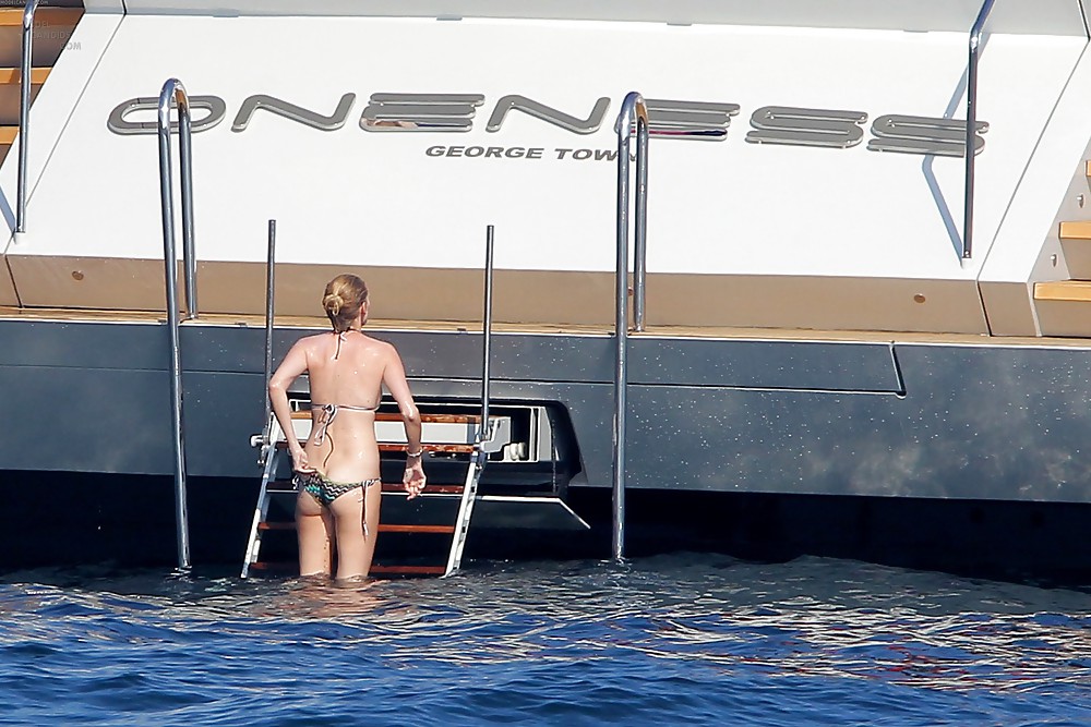 Lara Stone showing her ass in St Tropez #5964572