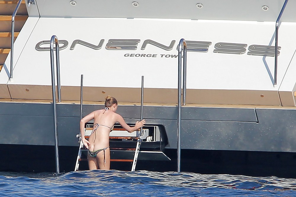 Lara Stone showing her ass in St Tropez #5964578