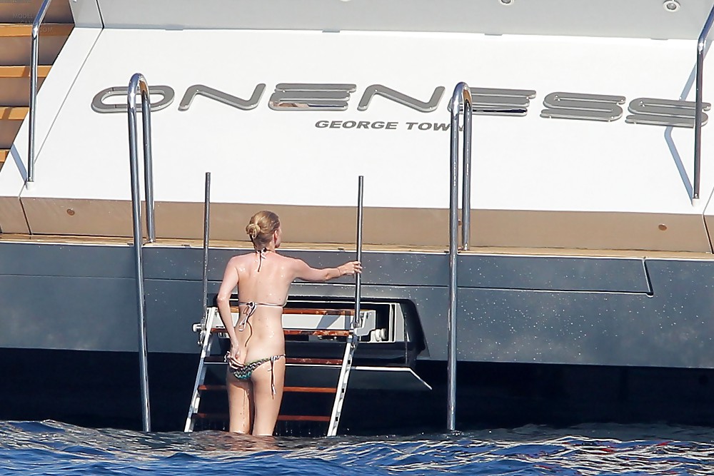 Lara stone mostrando su culo en st tropez
 #5964587