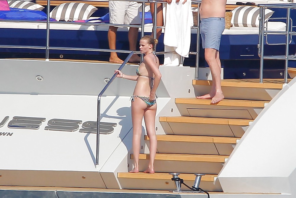 Lara stone mostrando su culo en st tropez
 #5964592