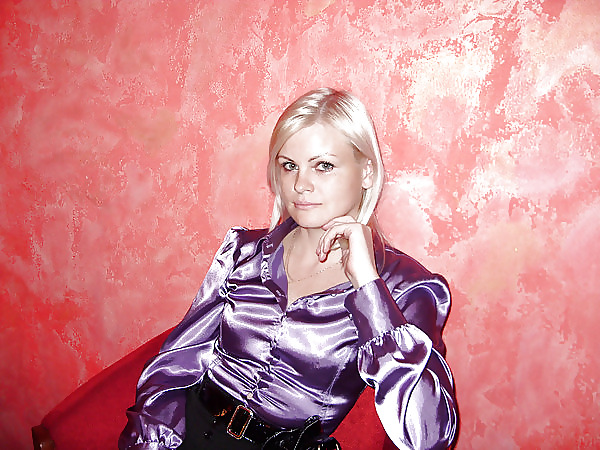 Mädchen In Satinbluse, Hemd Und Andere Satin Kleidung #17132212