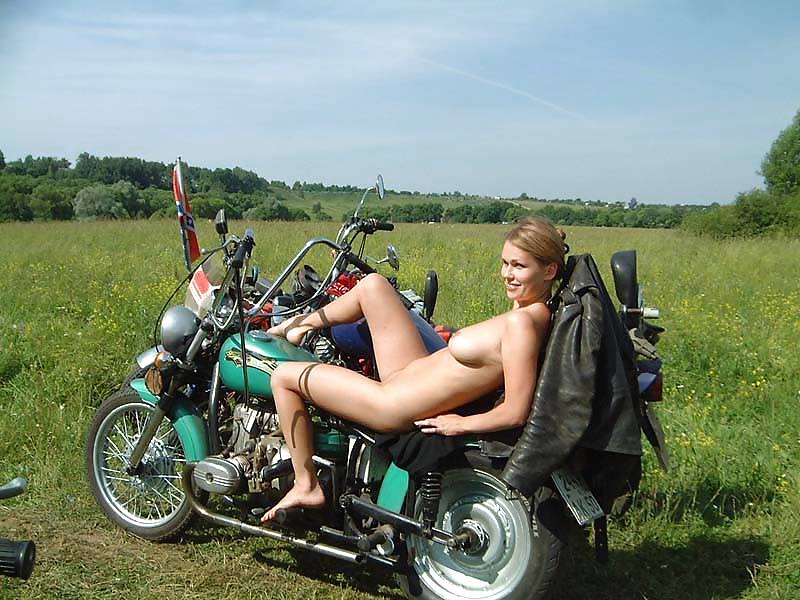 Nackte Frau Auf Dem Motorrad #22182194