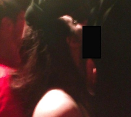 Rapero recibe una mamada de una chica blanca en el escenario
 #19760235