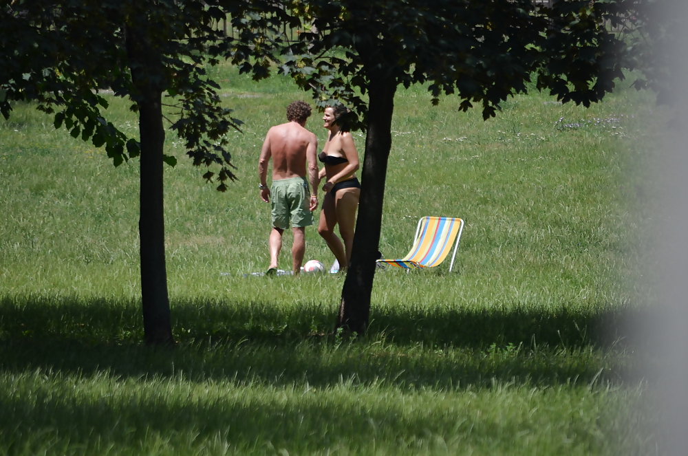 Chica tomando el sol en el parque i
 #11339285