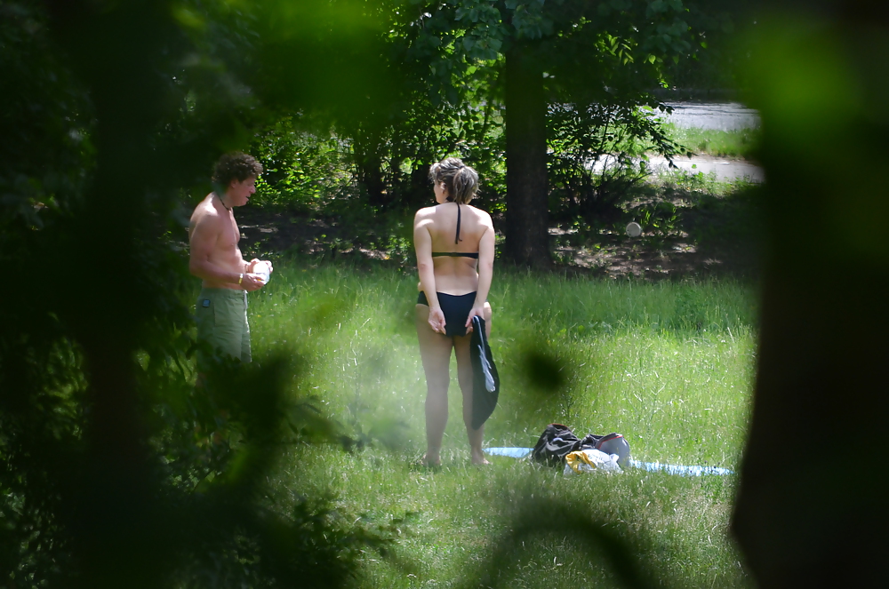 Chica tomando el sol en el parque i
 #11339327