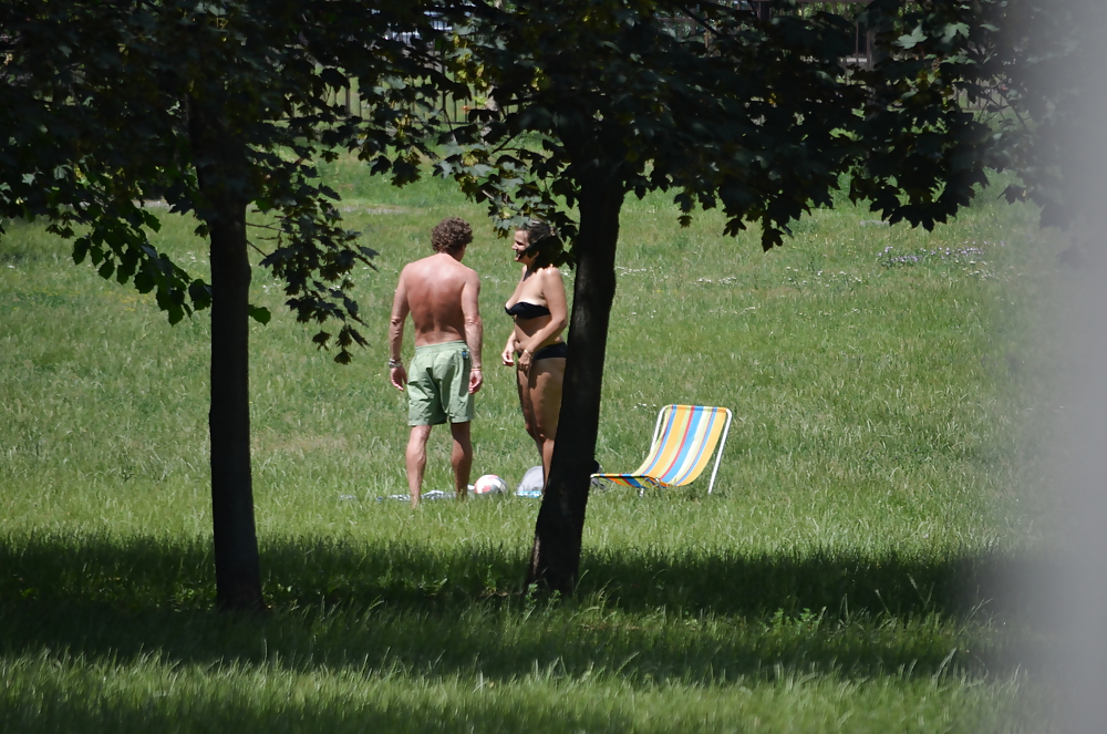 Ragazza che prende il sole nel parco i
 #11339397