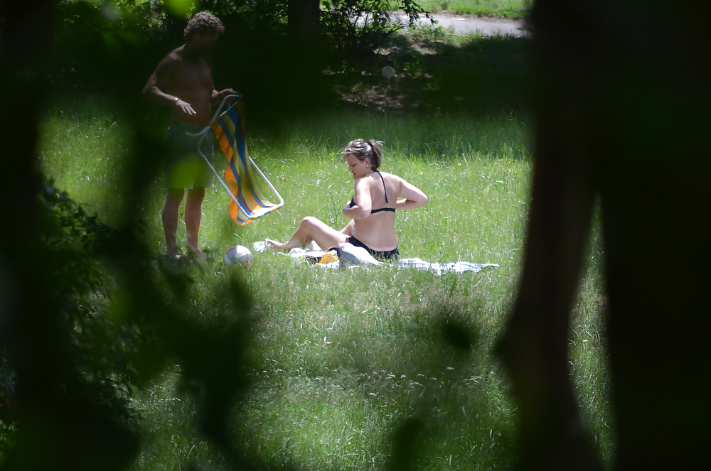 Ragazza che prende il sole nel parco i
 #11339436