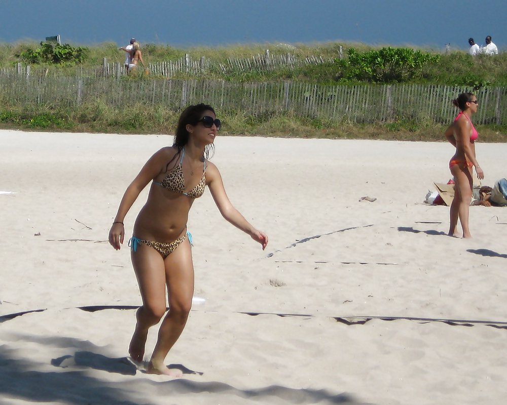 Chicas de volleyball en la playa.
 #10146426