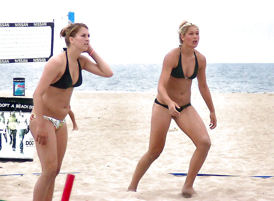 Chicas de volleyball en la playa.
 #10146431