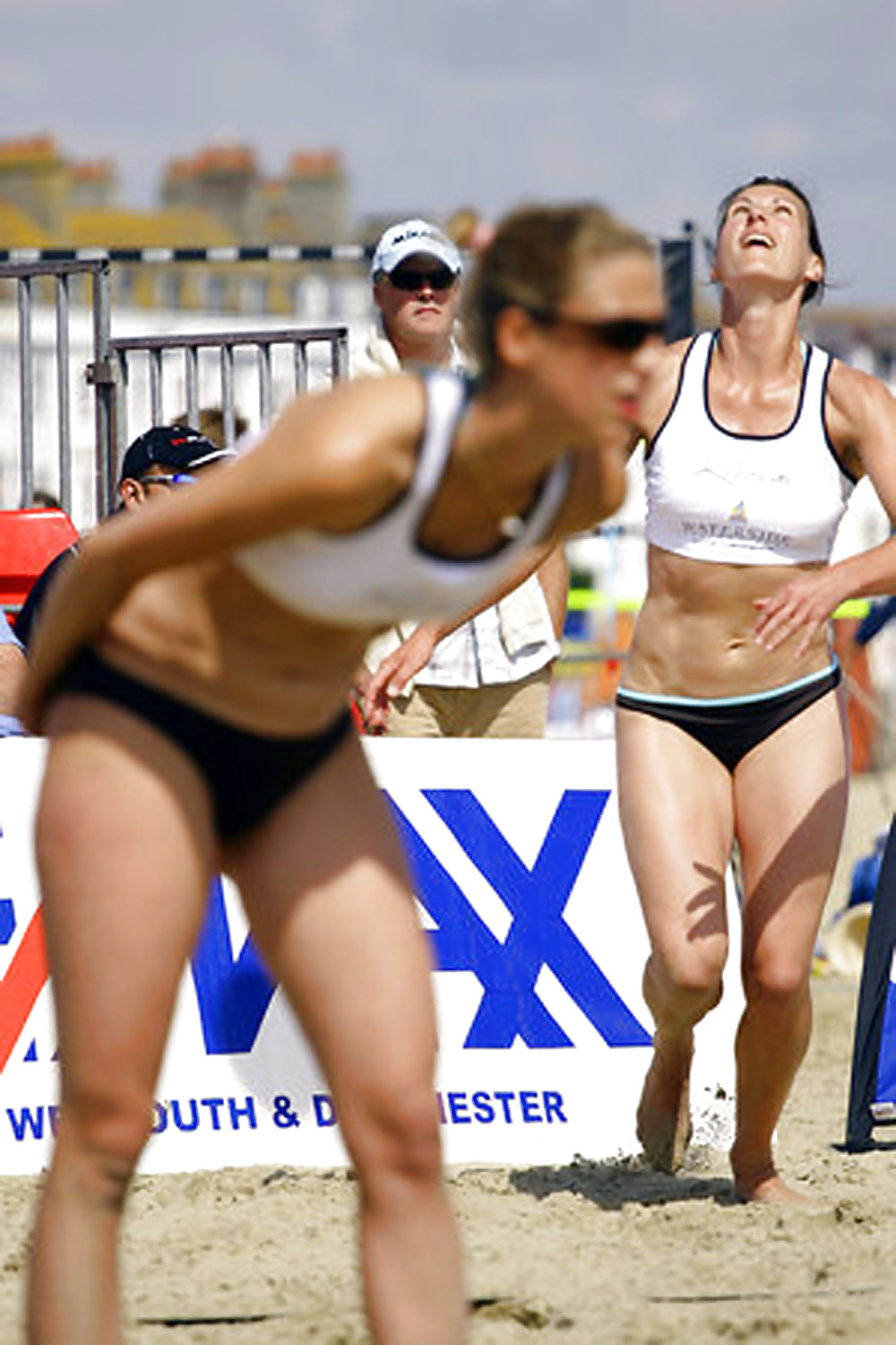 Chicas de volleyball en la playa.
 #10146454