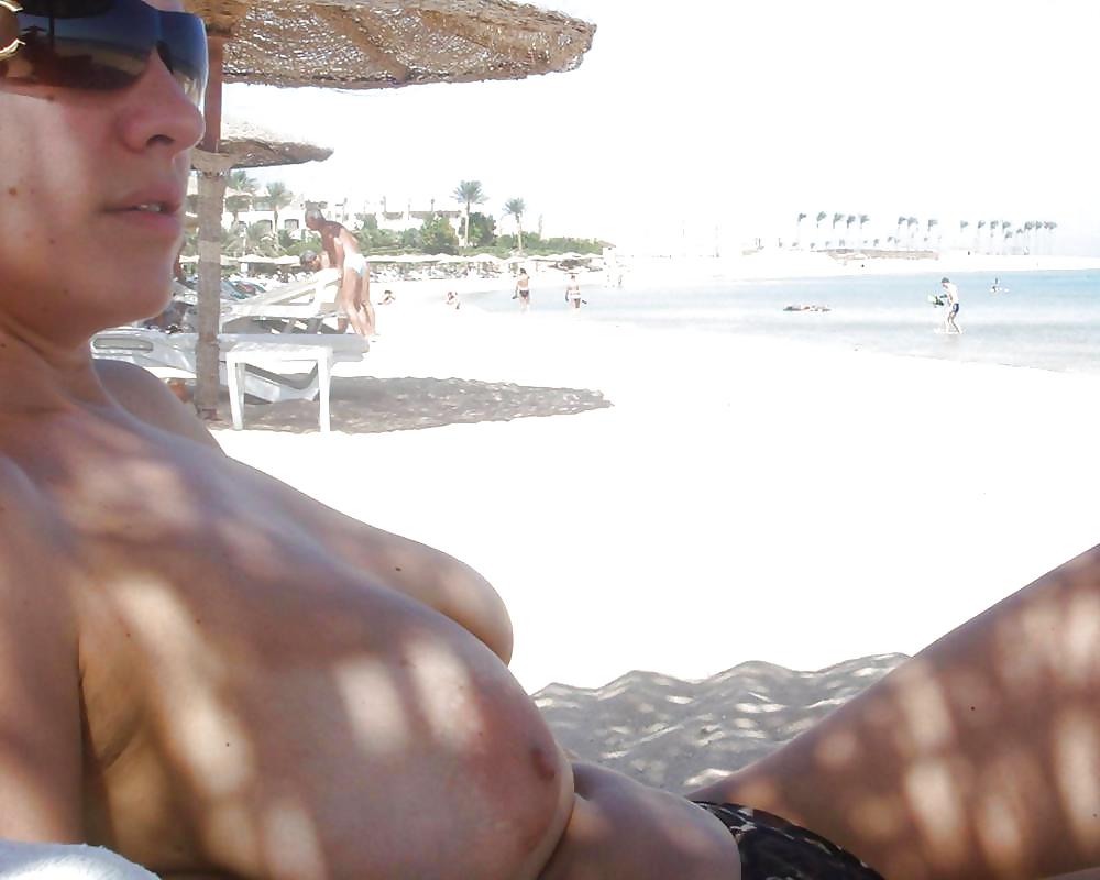 Mamma dell'estate scorsa in topless
 #16982818