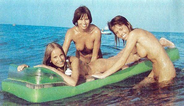 Desnudos en la playa 9.
 #1620385