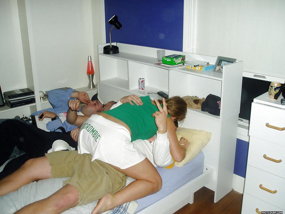 Rubia amateur invitando a tres chicos a su cama
 #12429862