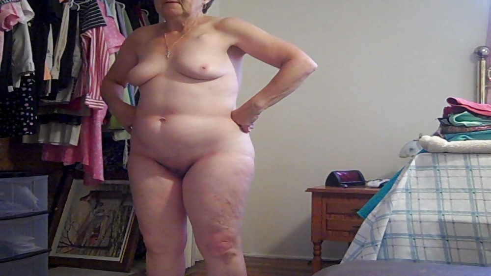 Posando desnuda para que otro hombre se masturbe
 #6291794