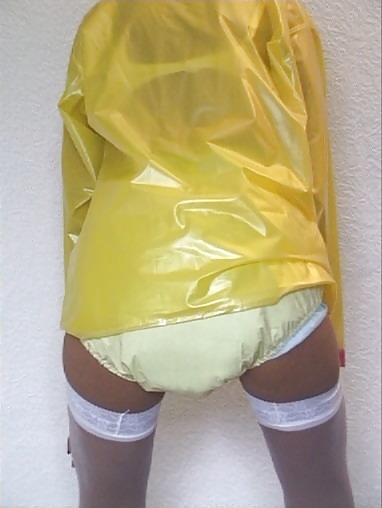 Bionda milf indossa pantaloni di plastica e pannolino
 #2706565